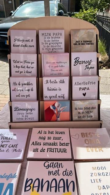 Verschillende houten displays  beschikbaar voor biedingen