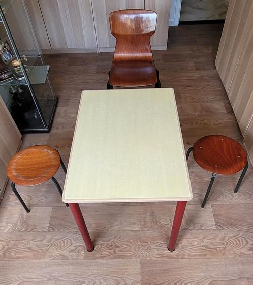 Vintage schooltafeltje,schoolstoeltje en 2 ronde krukjes., Huis en Inrichting, Tafels | Bijzettafels, Gebruikt, Rond, Minder dan 55 cm