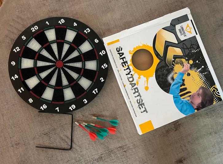 Safety Dartset - met 5 Pijlen en standaard, Sport en Fitness, Darts, Nieuw, Dartbord met pijlen, Ophalen of Verzenden
