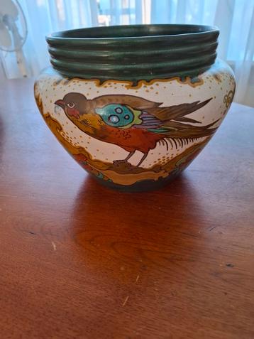 Gouds Plateel Bloempot met Vogeldecor beschikbaar voor biedingen