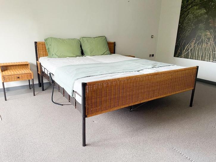 Elektrisch verstelbaar bed staal/rotan 180x210, Huis en Inrichting, Slaapkamer | Bedden, Zo goed als nieuw, Tweepersoons, 180 cm