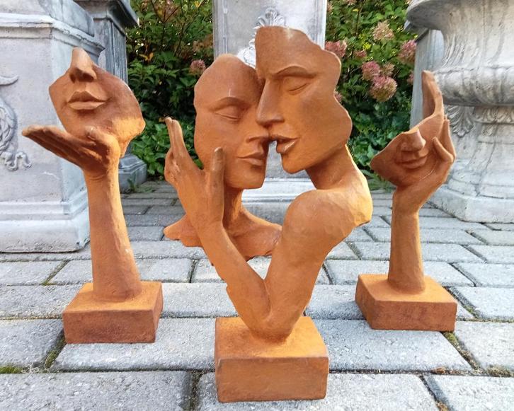 Aanbieding set van drie gietijzeren beelden romance., Tuin en Terras, Tuinbeelden, Nieuw, Mensenbeeld, Metaal, Ophalen of Verzenden