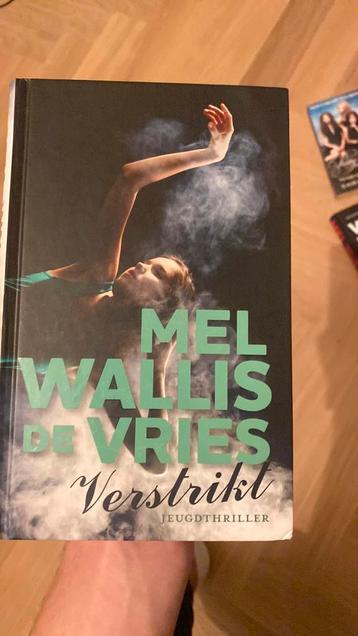 Mel Wallis de Vries - Verstrikt