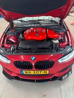 BMW 1-Serie 118i 180pk Aut 2017 Rood M-pakket, Auto's, Achterwielaandrijving, USB, Alcantara, Origineel Nederlands