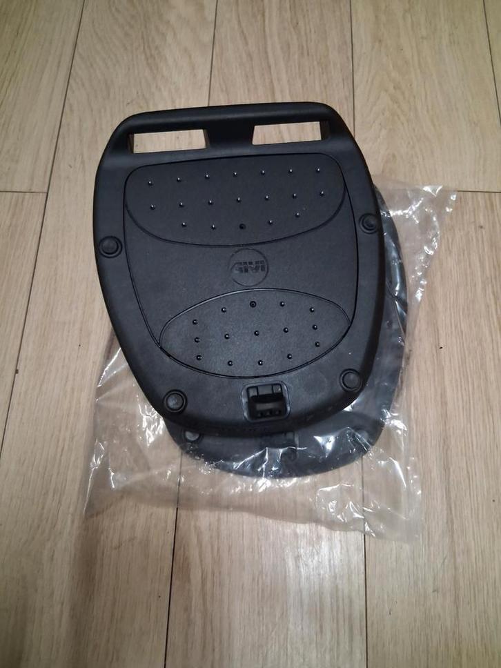 Top Koffer houder GIVI nieuw, Motoren, Accessoires | Koffers en Tassen, Zo goed als nieuw, Ophalen of Verzenden