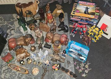 Diverse  rommelmarktspullen decoratie en speelgoed beschikbaar voor biedingen