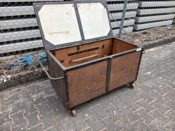 Verrijdbare grote degelijke kist +-110x55x65cm met deksel beschikbaar voor biedingen