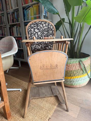 Brocante antieke landelijke kinderstoel opnieuw gestoffeerd beschikbaar voor biedingen