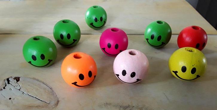 Gekleurde kraal met gezicht (smiley / smile) - 25 mm, Hobby en Vrije tijd, Kralen en Sieraden maken, Nieuw, Kraal, Ophalen of Verzenden