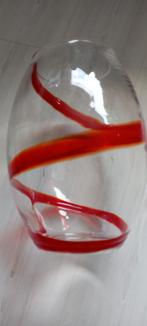 Grote hand geblazen vaas is 31 cm hoog in perfecte staat., Ophalen, Minder dan 50 cm, Rood, Glas