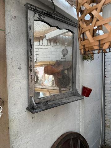 Brocante Spiegel met Zilverkleurige houten Rand en plateau. beschikbaar voor biedingen