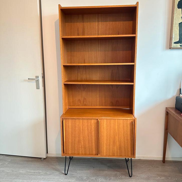 Vintage Mid Century Teak Boekenkast met Schuifdeurtjes, Huis en Inrichting, Kasten | Boekenkasten, Gebruikt, 50 tot 100 cm, 150 tot 200 cm