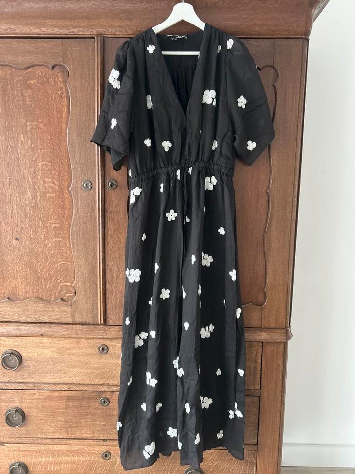 Zwarte jurk met witte bloemen, Kleding | Dames, Jurken, Zo goed als nieuw, Maat 38/40 (M), Zwart, Onder de knie, Ophalen of Verzenden
