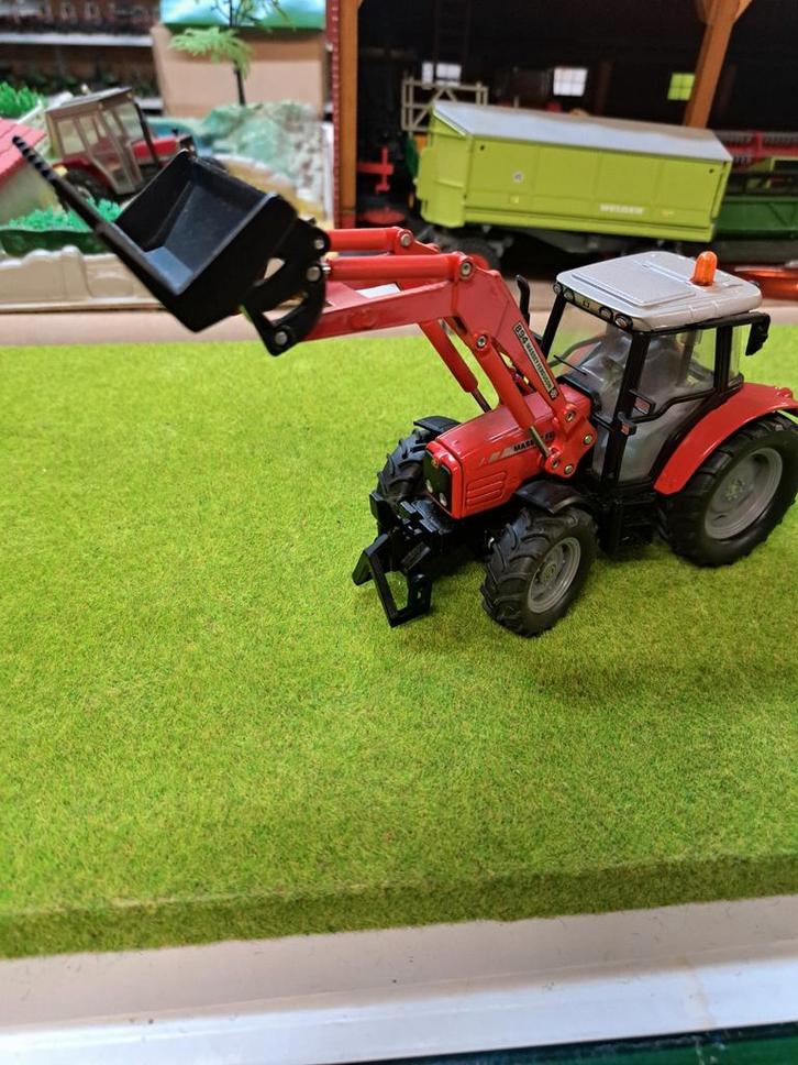 Massey Ferguson 5455 met 894 voorlader van Siku met nr. 3653, Hobby en Vrije tijd, Modelauto's | 1:32, Zo goed als nieuw, Tractor of Landbouw