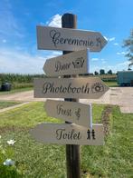 Wegwijsbordjes bruiloft, Hobby en Vrije tijd, Feestartikelen, Ophalen of Verzenden, Zo goed als nieuw, Versiering, Geboorte of Huwelijk