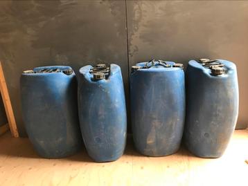 4 kunststof vaten, tonnen beschikbaar voor biedingen