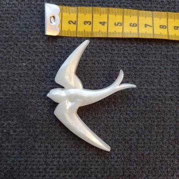 Zwaluw witte plastic broche uit jaren '80 beschikbaar voor biedingen