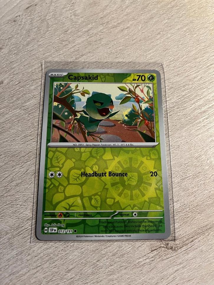 Capsakid (Holo) 012/191 Surging Sparks - Pokémon Kaart, Hobby en Vrije tijd, Verzamelkaartspellen | Pokémon, Nieuw, Losse kaart