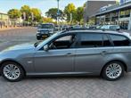 BMW 3-Serie 2.0 318 I Touring AUT 2010 Grijs, Auto's, Automaat, Zwart, 1435 kg, Leder