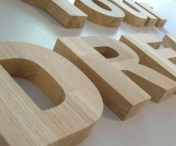 Houten Letters beschikbaar voor biedingen