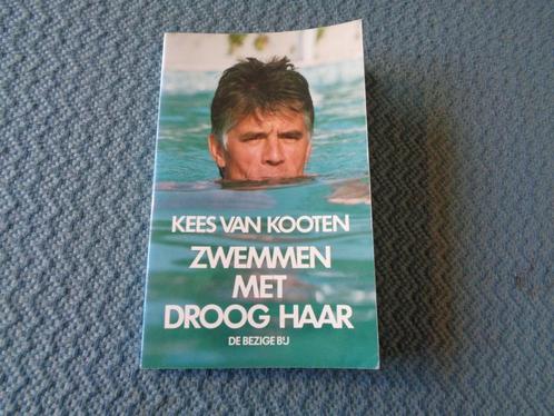 Zwemmen met droog haar - Kees van Kooten, Boeken, Romans, Zo goed als nieuw, Nederland, Ophalen of Verzenden
