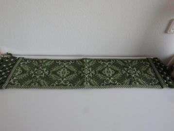Vintage mosgroene met crème tafelloper uit Spanje van wol beschikbaar voor biedingen