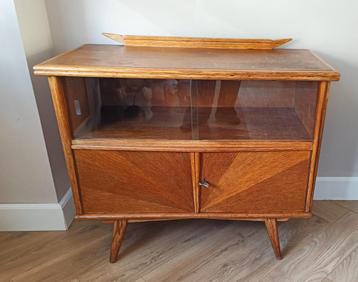 Vintage theekastje beschikbaar voor biedingen