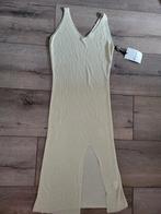 Nieuwe goudkleurige jurk met glittertje en hoge split 1 size, Nieuw, Ophalen of Verzenden