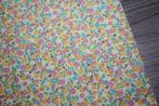 Lap 100% katoen stof - geel met bloemen roze/blauw #3891, Geel, Nieuw, Ophalen of Verzenden, 30 tot 120 cm