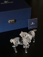 NIEUWSTAAT SWAROVSKI SPELENDE VEULENS PAARDEN, Ophalen of Verzenden, Zo goed als nieuw, Figuurtje