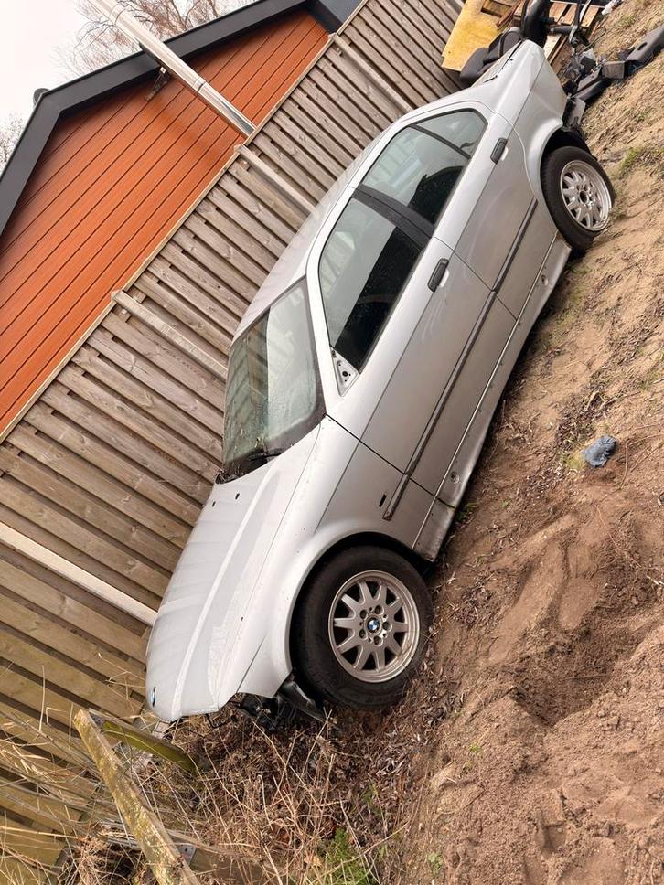 1997 BMW e36 sedan chassis in onderdelen/compleet, Auto-onderdelen, Carrosserie en Plaatwerk, BMW, Ophalen of Verzenden