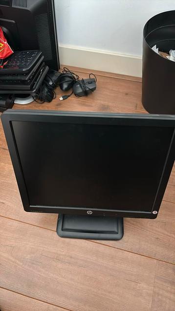 6 HP Monitoren met kabels beschikbaar voor biedingen