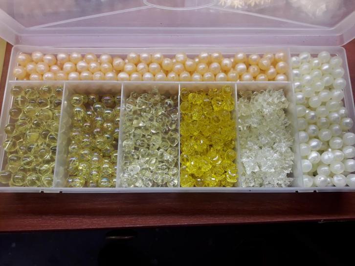 18 soorten kralen in 2 sorteerdoosjes, Hobby en Vrije tijd, Kralen en Sieraden maken, Nieuw, Kraal, Ophalen of Verzenden