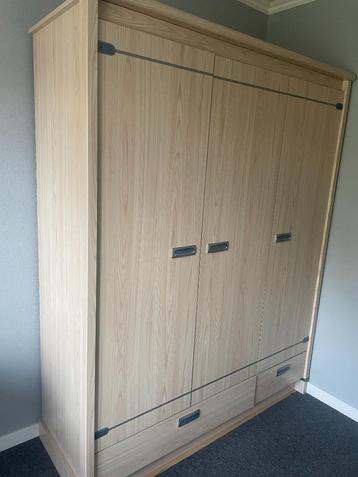 kleiding kast beschikbaar voor biedingen
