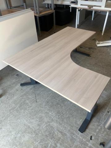 Hoekbureau T-poot frame zit-zit  beschikbaar voor biedingen