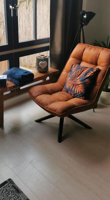 Lederen fauteuil met kussen beschikbaar voor biedingen