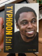 Typhoon - Liefde is de Baas, Ophalen of Verzenden, Gelezen, Kunst en Cultuur