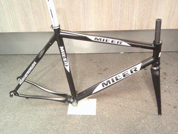 Nieuw frame met carbon voorvork ( oude voorraad ) maat 58 cm beschikbaar voor biedingen
