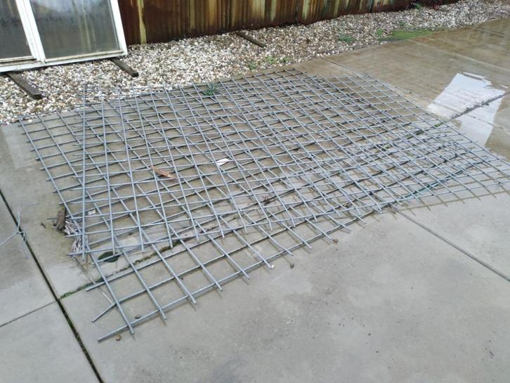 Twee stuks Betonnet 10 mm gegalvaniseerd  200x300, Doe-het-zelf en Verbouw, Metalen, Zo goed als nieuw, IJzer, Ophalen