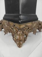 Zwarte Porseleinen Obelisk met Bronzen Ornamenten – 20e Eeuw, Antiek en Kunst, Ophalen