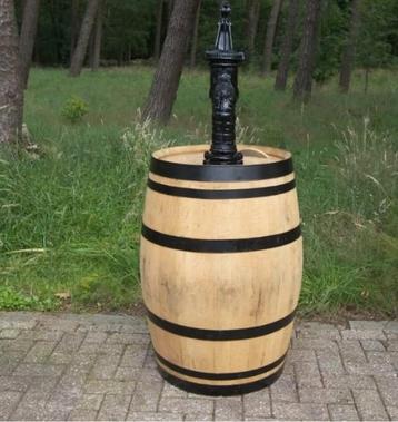 Supergave eikenhouten regenton met zwarte banden zwengelpomp beschikbaar voor biedingen