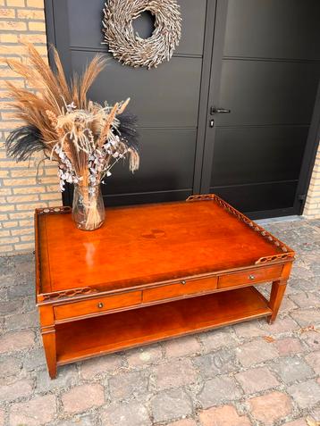 Antieke Kersenhouten Salontafel beschikbaar voor biedingen