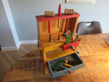 Vintage houten kinder speelgoed werkbank met onderdelen 