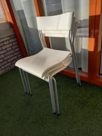 Drie stapelbare stoelen van wit kunststof en aluminium frame, Huis en Inrichting, Stoelen, Drie, Kunststof, Modern, Gebruikt