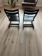 2 zwarte Tripp Trapp stoelen waarvan 1 met kinderzitje, Kinderen en Baby's, Kinderstoelen, Ophalen, Gebruikt, Meegroeistoel, Gordel(s)