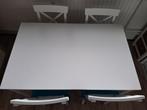Witte eettafel + 4 stoelen met blauwe kussens, Huis en Inrichting, Tafels | Eettafels, Ophalen, Zo goed als nieuw, Rechthoekig