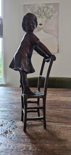 Bronzen beeld van kind op stoel, Juan Clara, Antiek en Kunst, Antiek | Koper en Brons, Ophalen