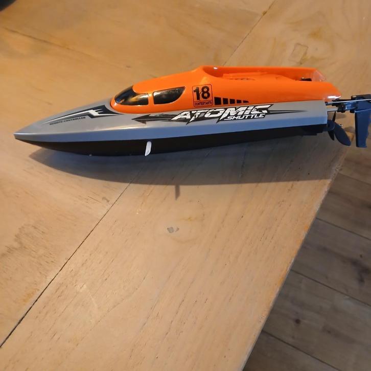 Radiografisch bestuurbare raceboot, Hobby en Vrije tijd, Modelbouw | Radiografisch | Auto's, Zo goed als nieuw, Auto offroad, Overige schalen