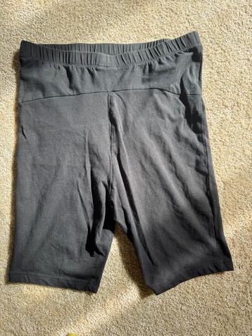 Twee korte broekjes voor de zwangerschap beschikbaar voor biedingen