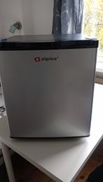 mini koelkast merk Alpina, Ophalen, Zonder vriesvak, Minder dan 85 cm, Energieklasse A of zuiniger